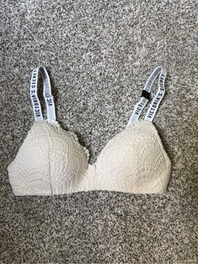 Victoria's Secret Lace T-Shirt Bra in Cream with Branded Straps